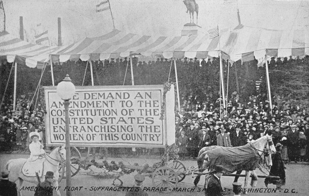 1913年3月3日、ワシントンDCのSuffragettes Paradeからの修正フロート 作： アメリカの写真家