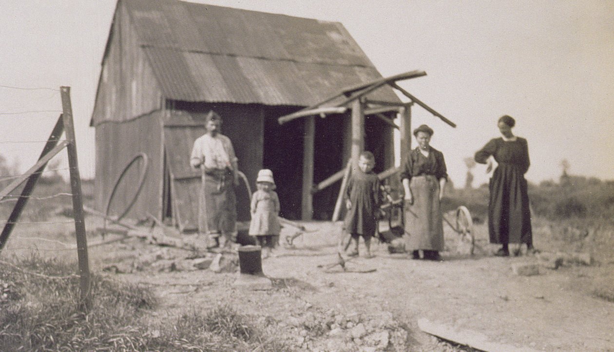 第一次世界大戦後の子供と家族フランス、レンズ、パ＝ド＝カレー、1919 作： アメリカの写真家