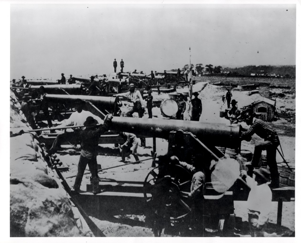 1861年2月、フロリダ州ペンサコーラ湾のウォリントン入口にある南軍の水電池 作： アメリカの写真家