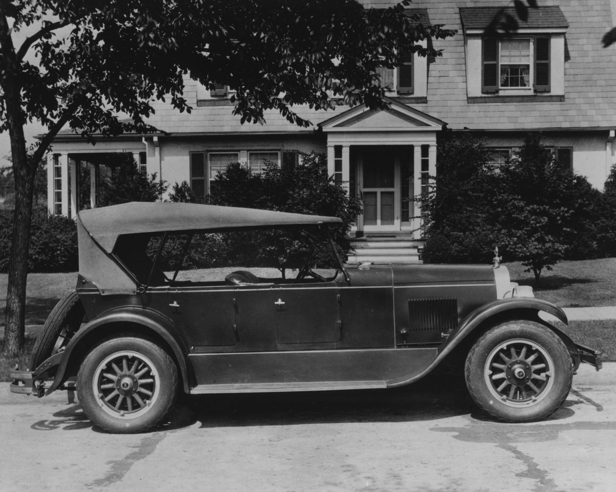 家の前にあるデュポン自動車、1919年から30年頃 作： アメリカの写真家