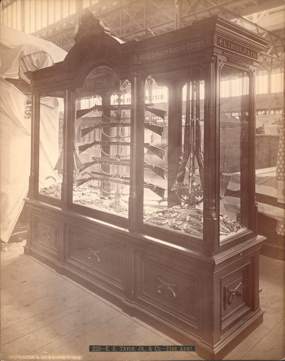 EK Tryon Jr. und Co. Firearms、フィラデルフィアセンテニアルエクスポジション、1876（アルブメンプリント） 作： アメリカの写真家