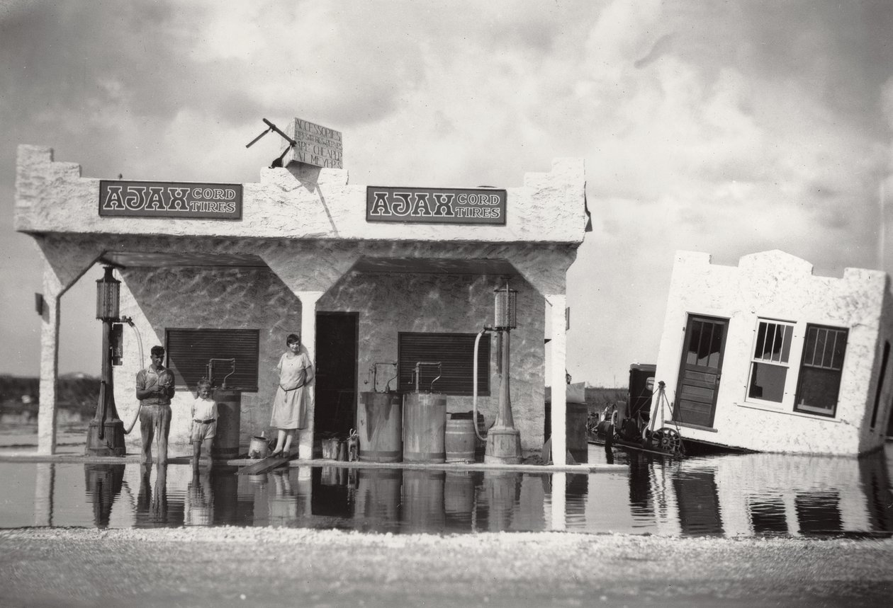 1926年ハリケーン、1926年、フロリダ州ハイアリアのガソリンスタンド 作： アメリカの写真家
