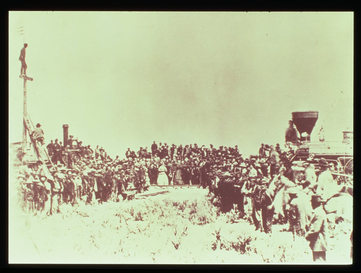 1869年5月10日、オマハのプロモントリーポイントでのユニオンパシフィックとセントラルパシフィック鉄道の会議 作： アメリカの写真家