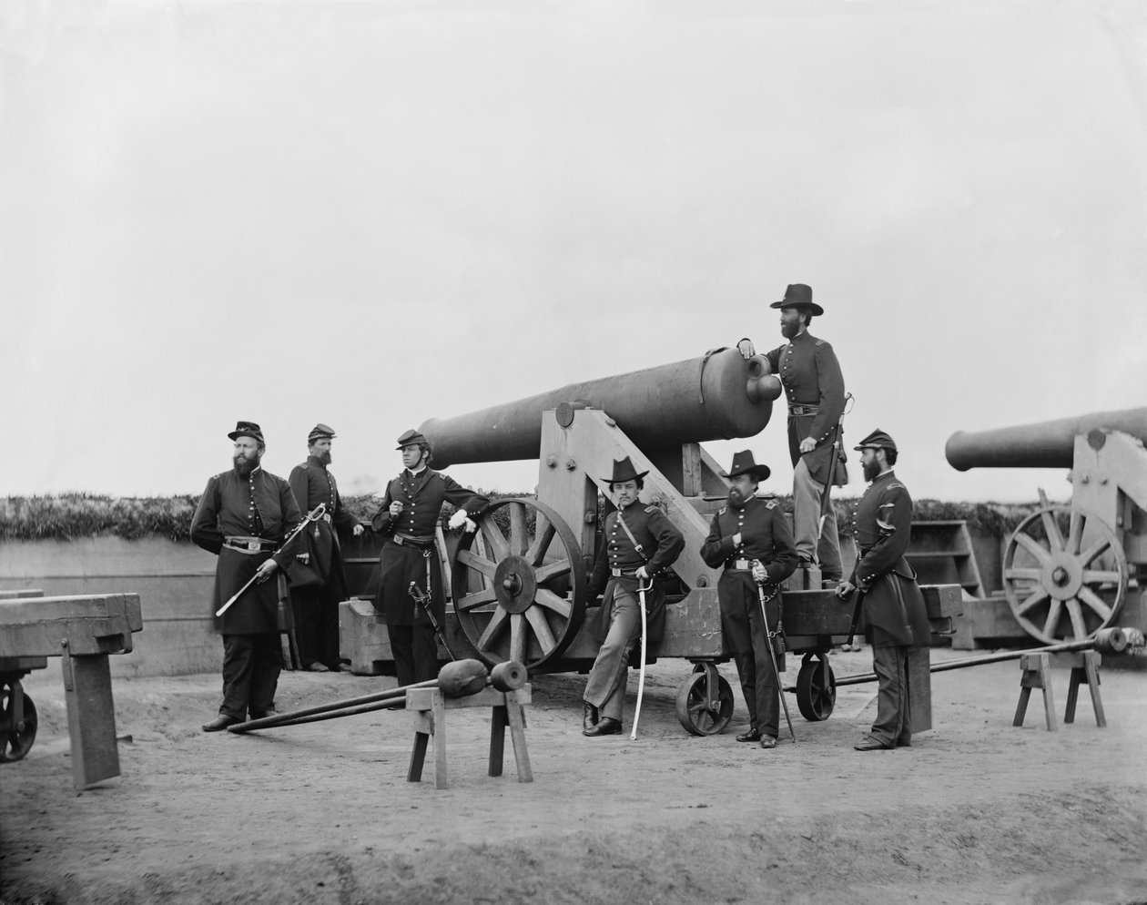 ワシントンDCの外で重い銃を持ったポーズを取る警官たち1862 作： アメリカの写真家
