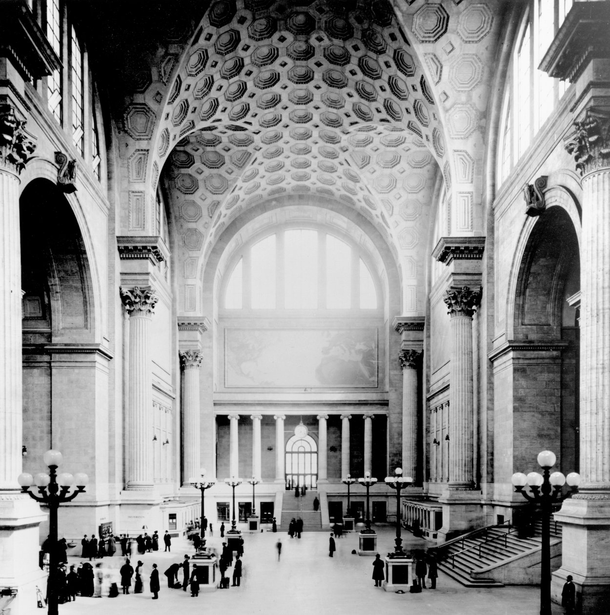 ペンシルベニア駅、ニューヨーク市、メイン待合室-北向き、1910年頃 作： アメリカの写真家