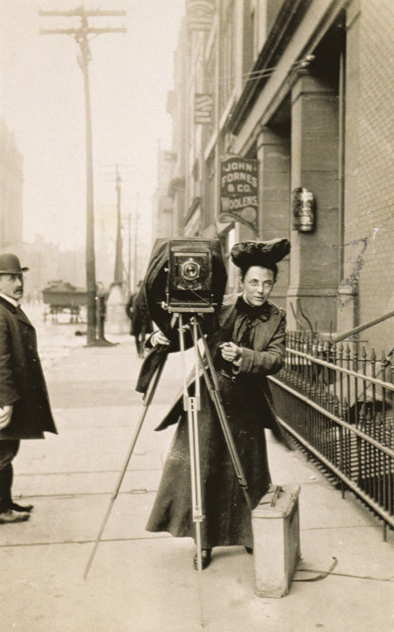 写真家ジェシーターボックスビール（1871-1942）、1902年頃 作： アメリカの写真家