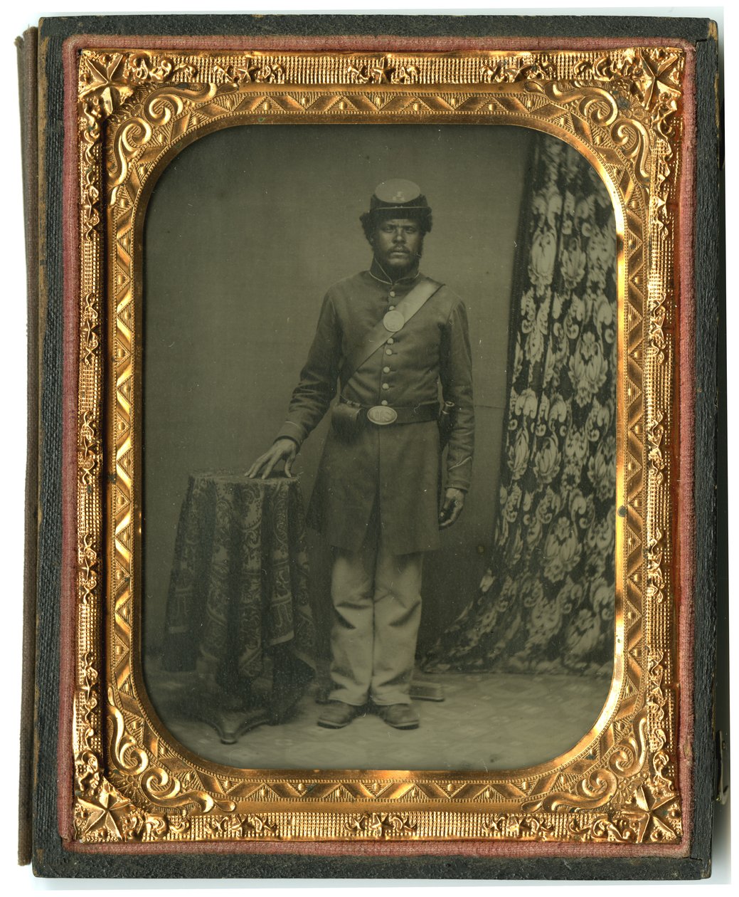 黒い兵士の肖像プライベート社I、第54質量歩兵、1863年（アンブロタイプ画像） 作： アメリカの写真家