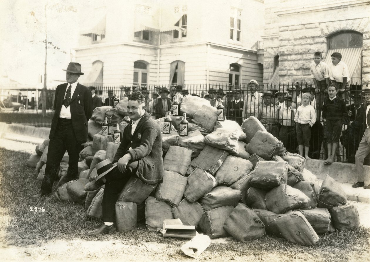 1922年フロリダ州デイド郡刑務所の外で酒と保安官アレン 作： アメリカの写真家