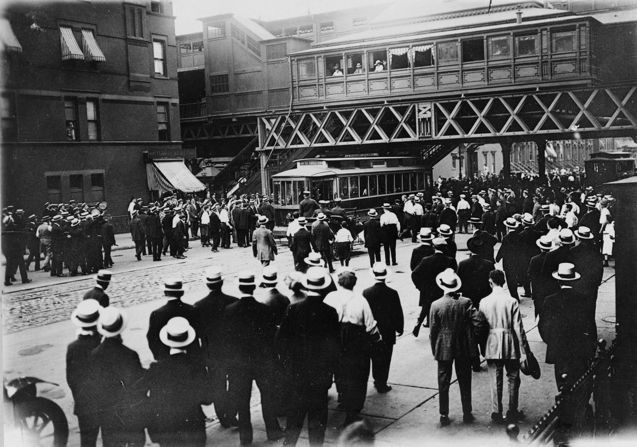 ストライキ、路面電車、ニューヨーク。 1916年に第86通りと第6通りに車を止めた 作： アメリカの写真家