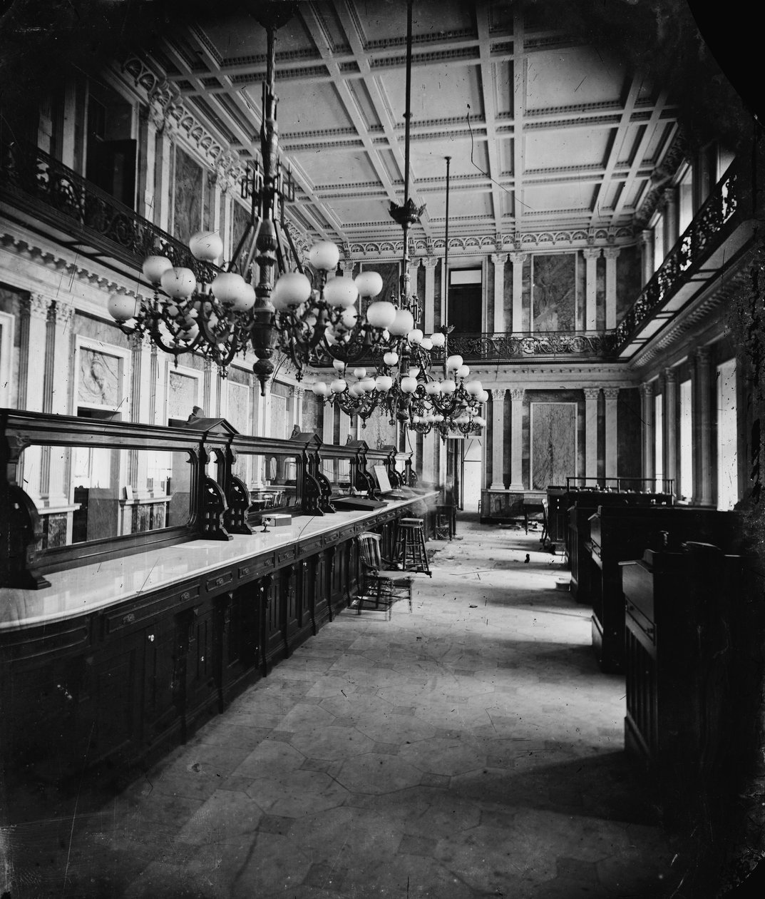 リンカーン時間の財務省（キャッシュルーム-机の後ろ）、1861-65 作： アメリカの写真家