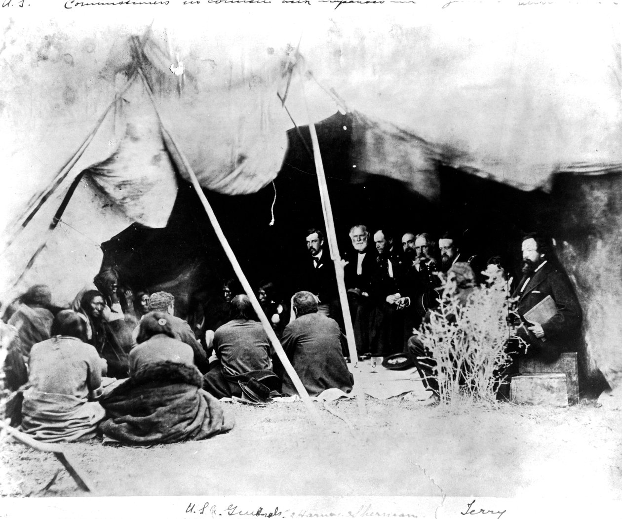 アラパホーズとシャイアンと協議する米国委員会委員、1862年 作： アメリカの写真家