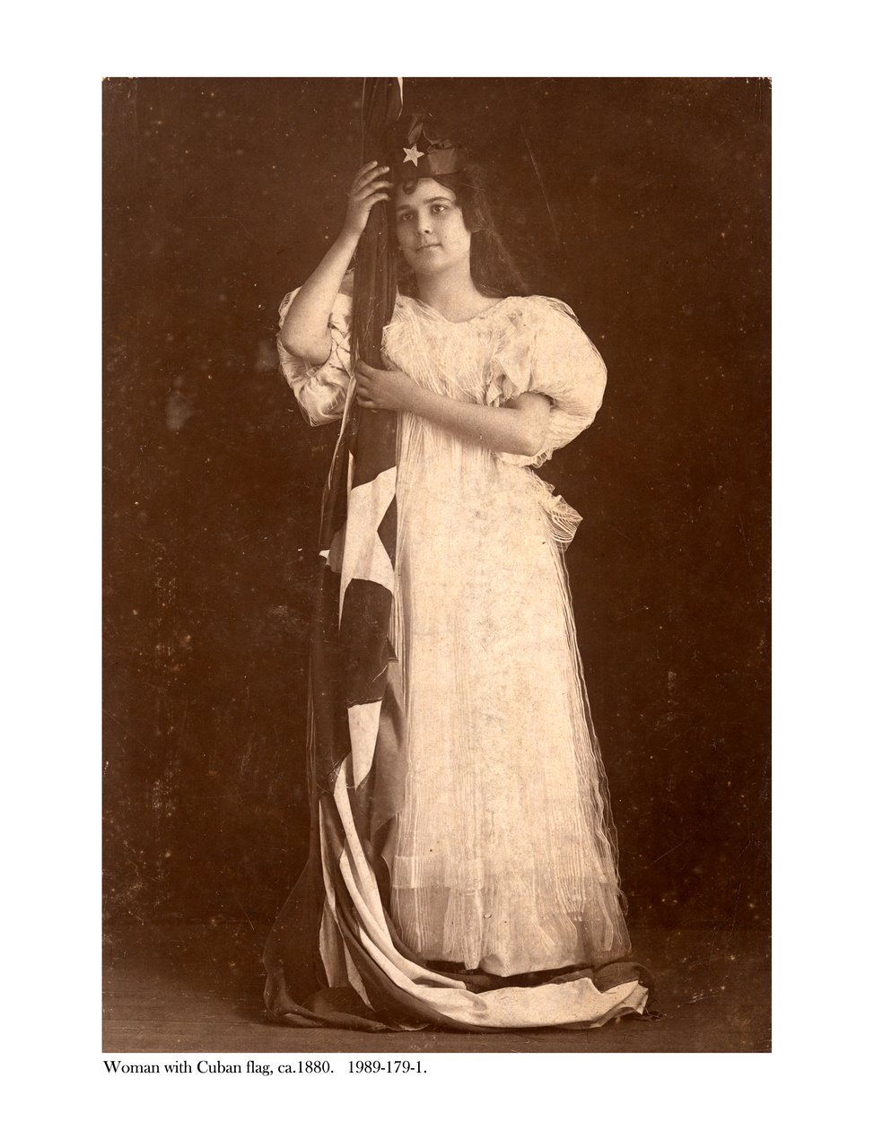 キューバの旗を持つ女性、1880年頃 作： アメリカの写真家