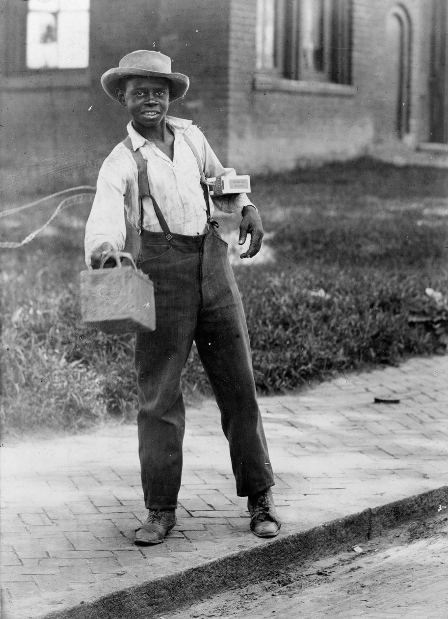 アフリカ系アメリカ人の靴磨き少年（1899年頃）（モノクロ写真 作： アメリカの写真家