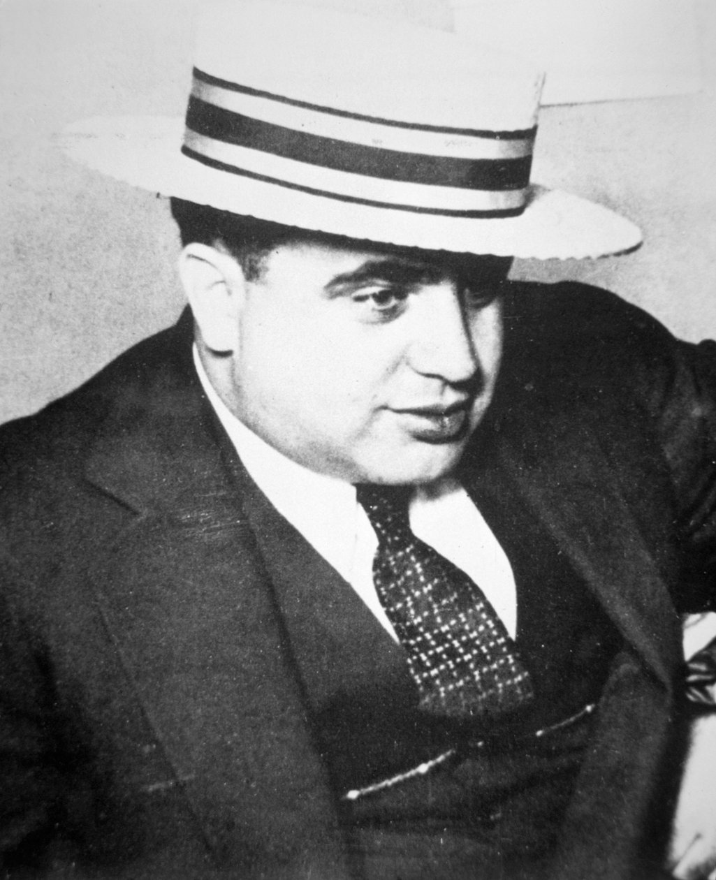 アル・カポネ（1899-1947）1928年（モノクロ写真 作： アメリカの写真家