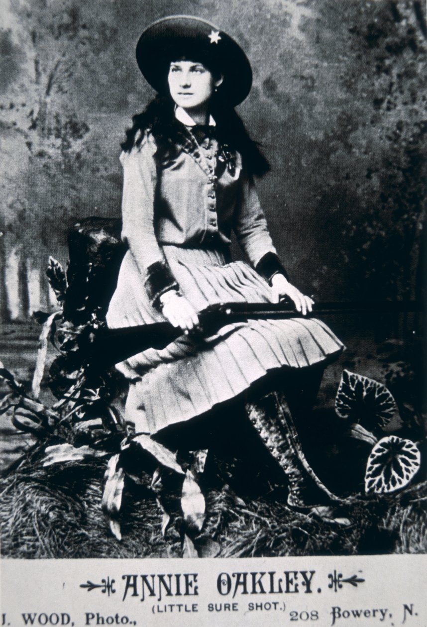 アニー・オークリー（1860-1926）（モノクロ写真 作： アメリカの写真家