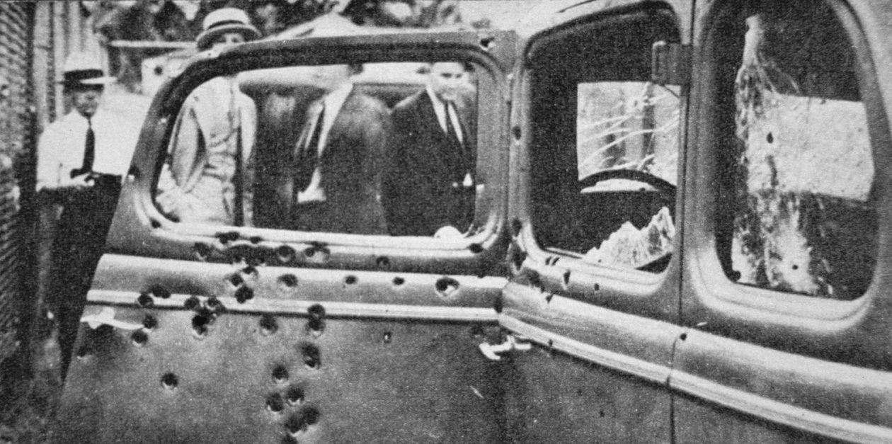 ボニーとクライドの銃弾を浴びた車 作： アメリカの写真家