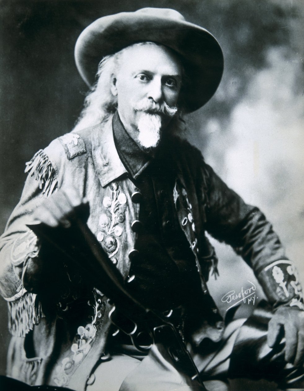 バッファロー・ビル（1846-1917）（モノクロ写真 作： アメリカの写真家