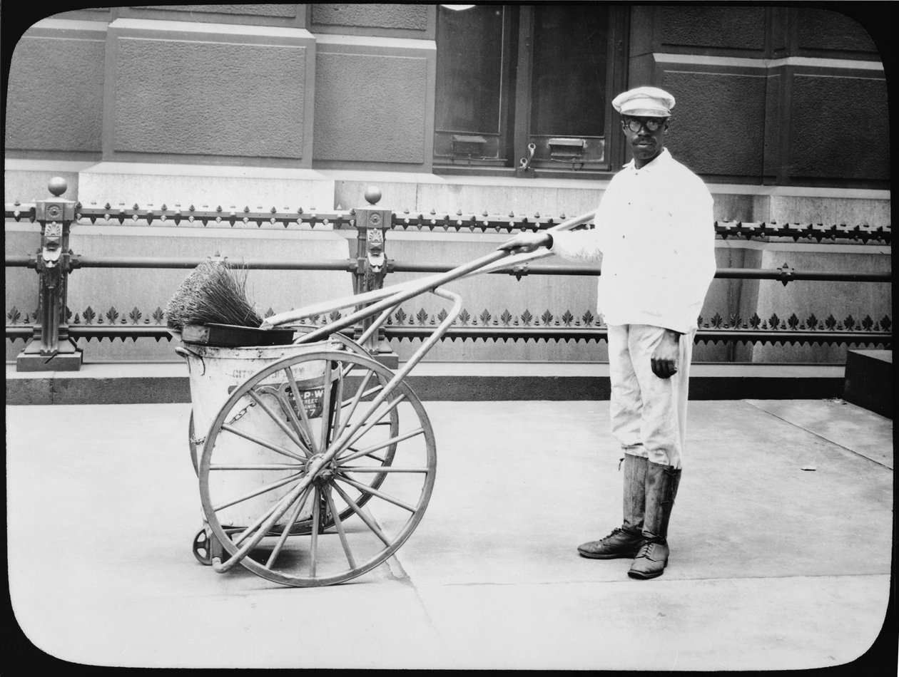 シティストリートクリーナー、フィラデルフィア、1920年頃 作： アメリカの写真家