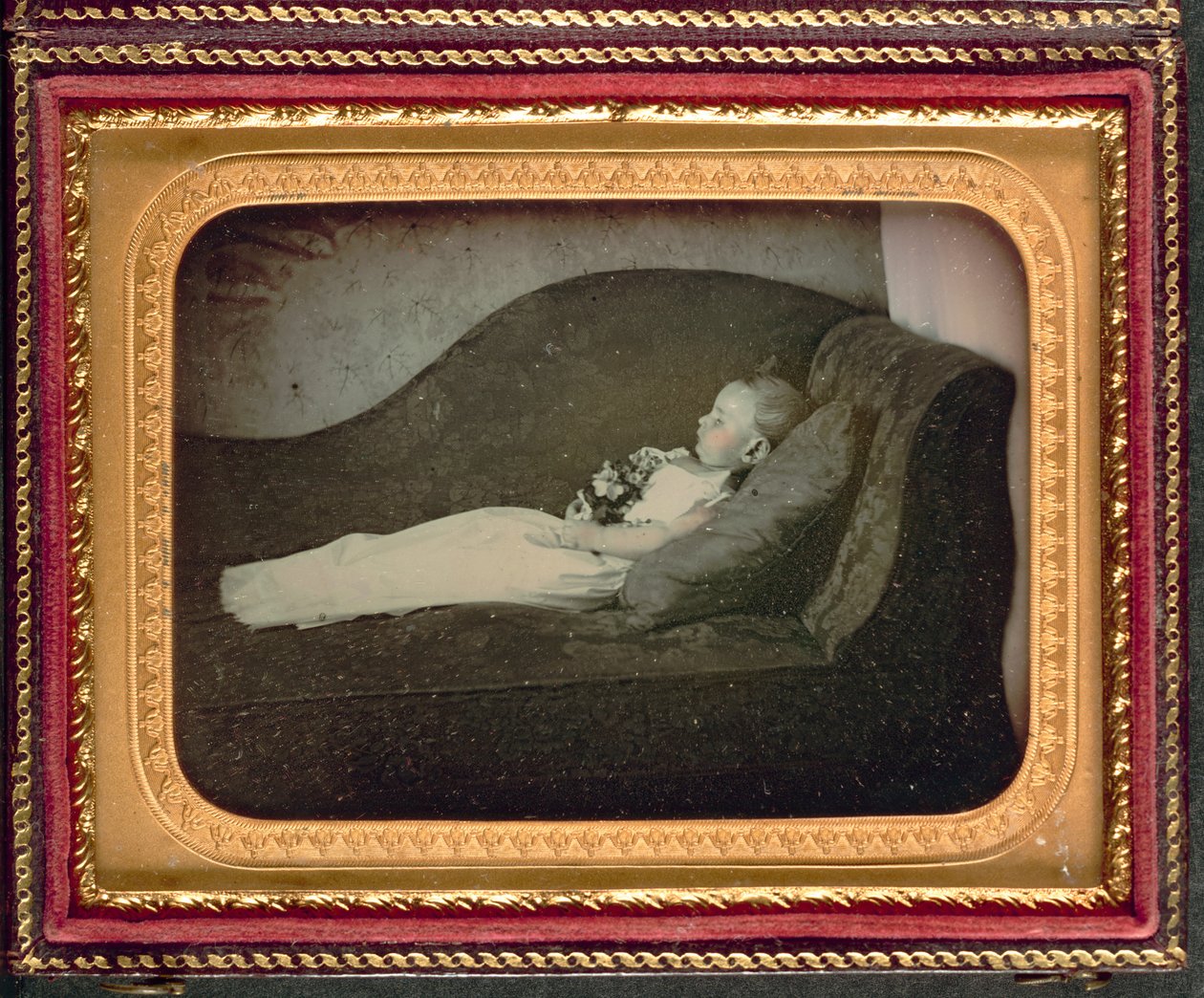 ソファーで死んだ子供、1855年頃 作： アメリカの写真家