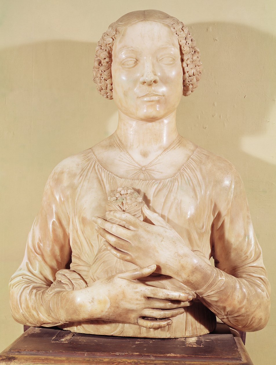 花束を持つ女性、1475-80年頃（大理石） 作： アンドレア・デル・ヴェロッキオ