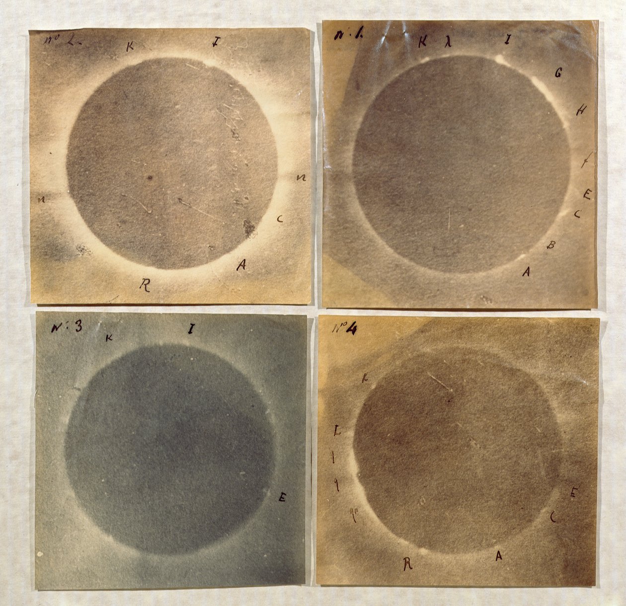 1860年7月18日の日食の4つのビュー（アルブメンは紙に印刷） 作： アンジェロ・セッキ