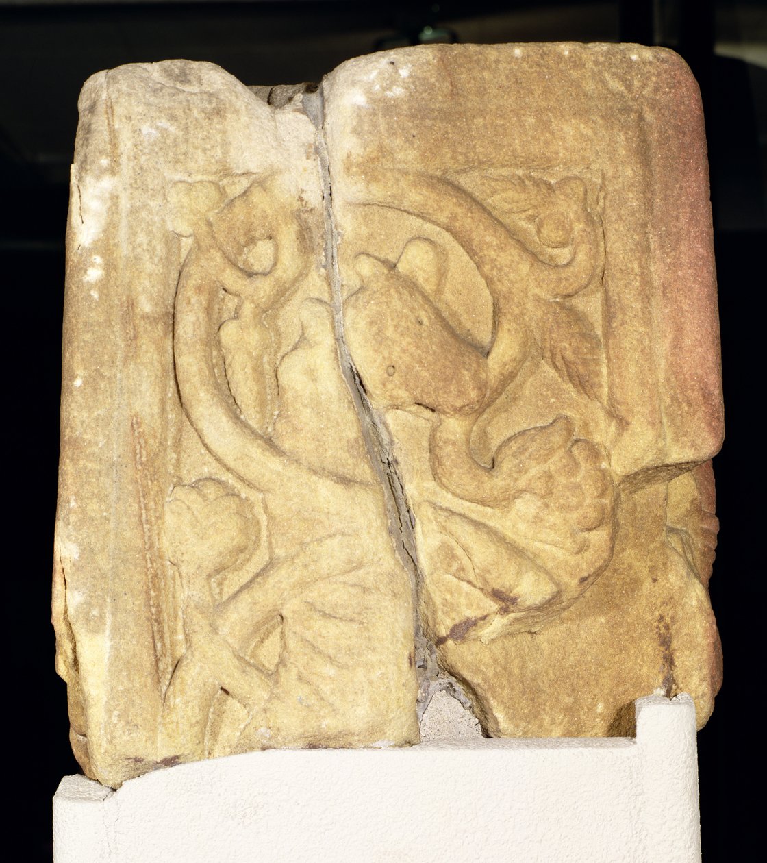 生息する巻物で装飾されたロスベリークロスのシャフトフラグメント、西暦800〜850年 作： アングロサクソン