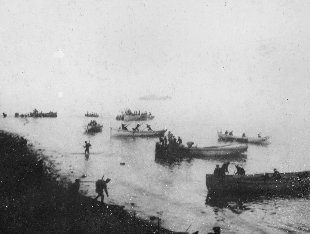 アンザックコーブへの着陸、c。 1915 作： オーストラリアの写真家