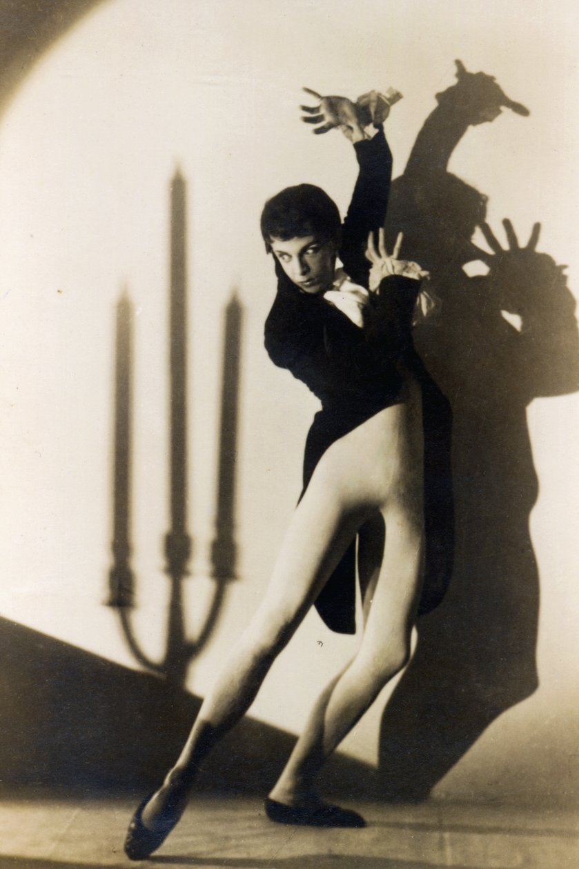 ロバート・ヘルプマン（1909-86）in Apparitions、1936 作： オーストラリアの写真家