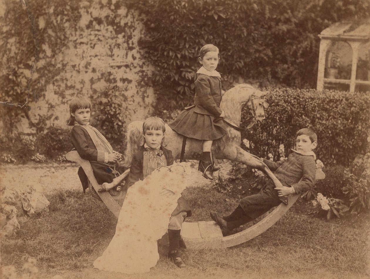 揺り木馬の子供、1890年頃（bw写真） 作： B.トーマス