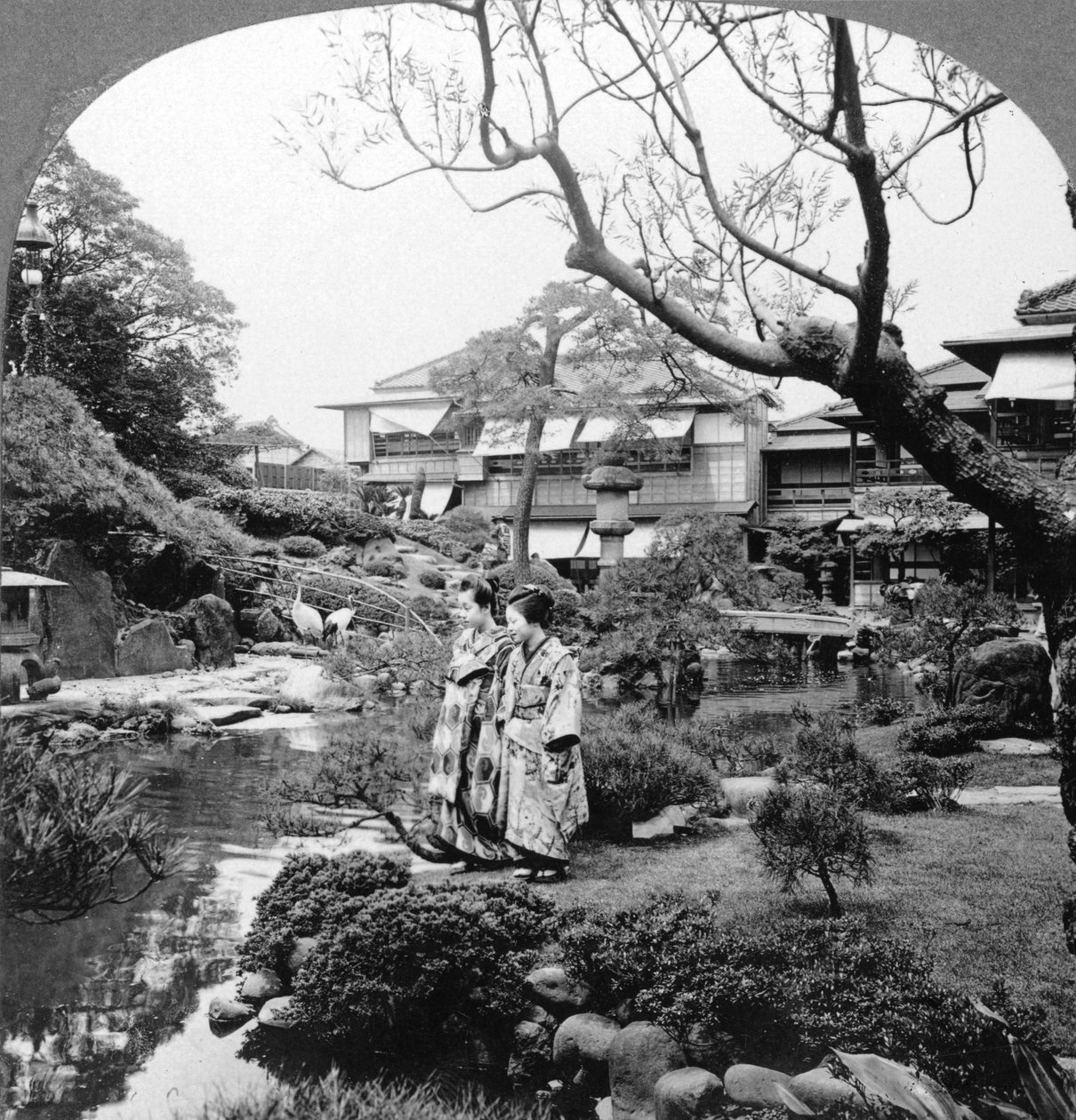 庭にいる日本人メイド、1904年。 作： BLシングル