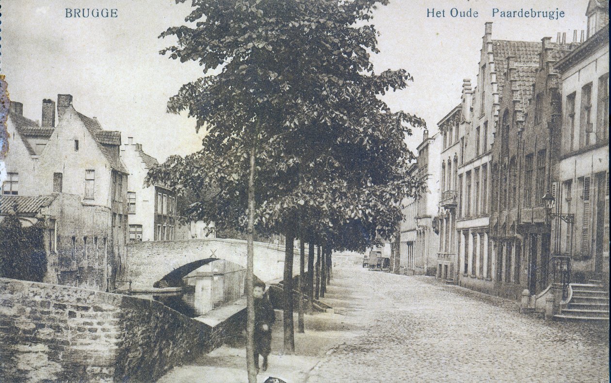 1912年頃、ブルージュの古い橋のある運河を描いた絵葉書 作： ベルギーの写真家