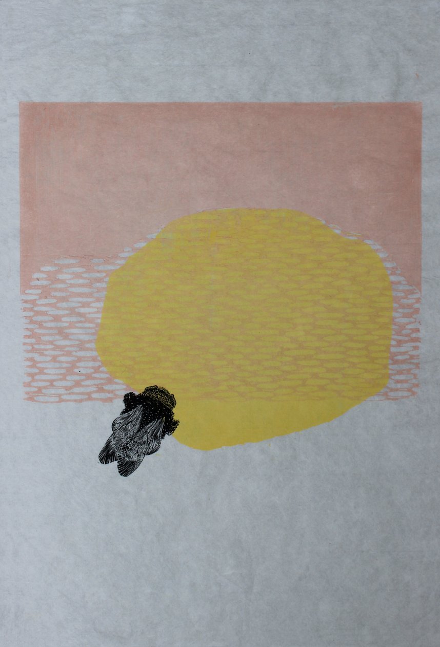 バンブルビーと太陽、2013年（和紙に水彩と木版画） 作： ベラ・ラーソン