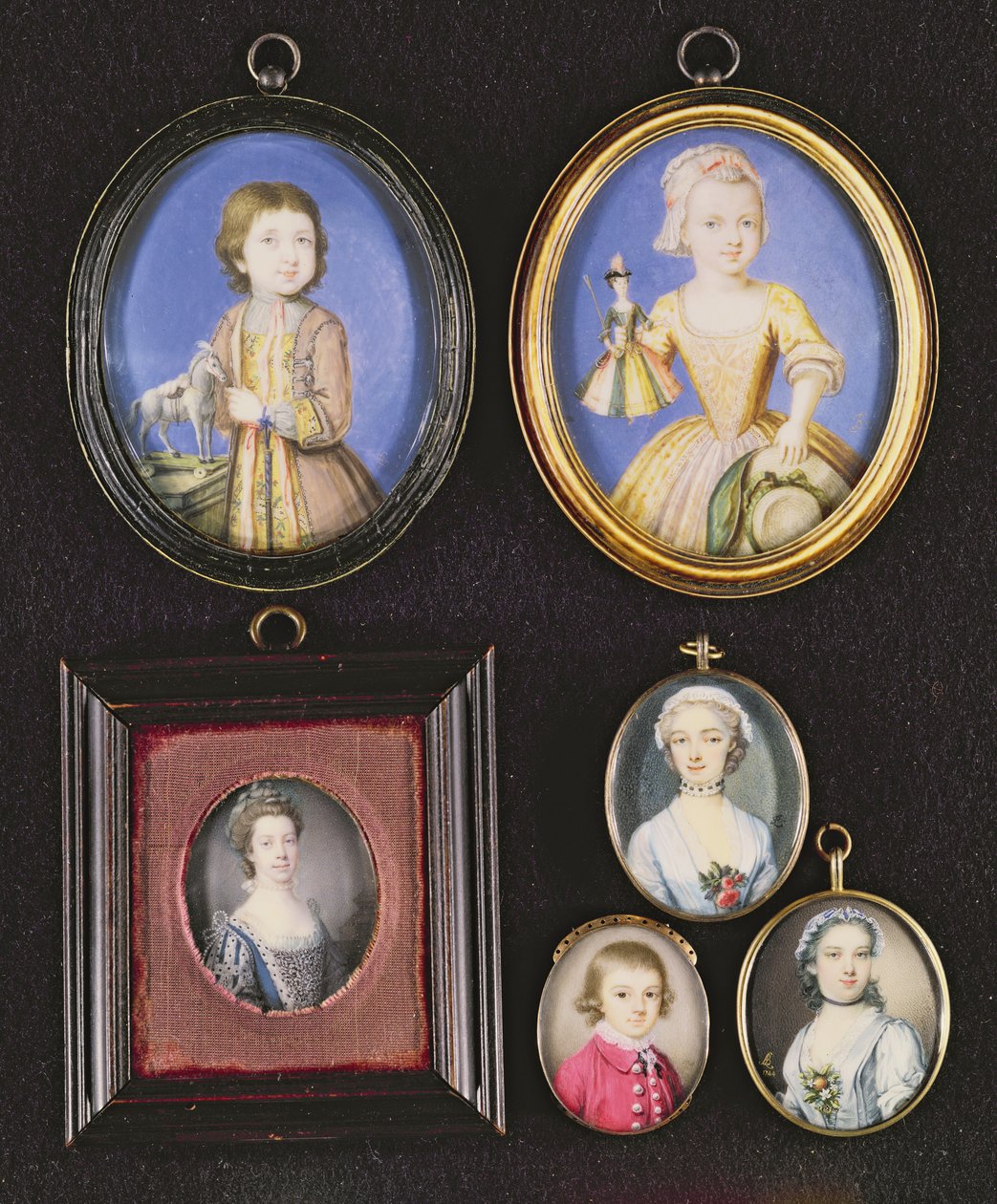 肖像画のミニチュア。 LからRおよびTからB：Bernard Lens（1682-1740）によるRichard Whitmore。キャサリン・ウィットモア、バーナード・レンズ（1682-1740）シャーロット女王、サミュエル・フィニー（1718-98）トーマスによる未知の少年 作： バーナードレンズ