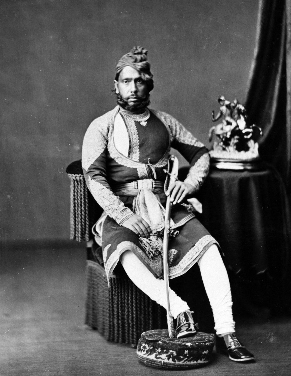 バーラトプルのマハラジャジャシュワントシン、1870年代頃 作： イギリスの写真家