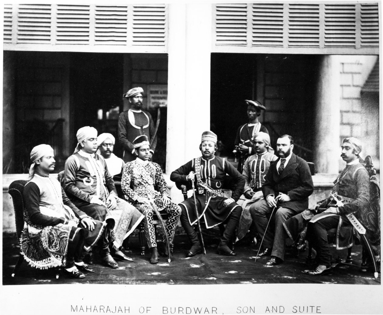 マハラジャマハタブチャンドバハドゥールと息子と組曲、1870年代 作： イギリスの写真家