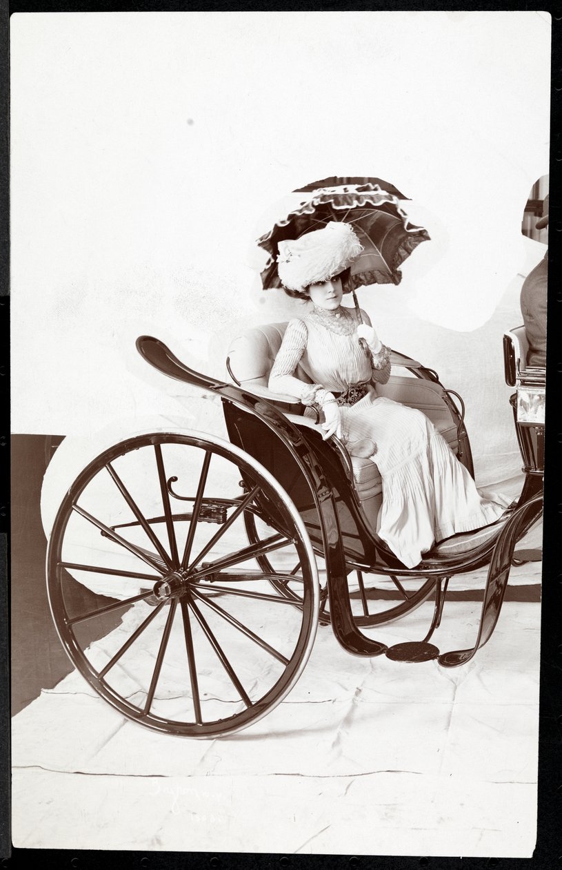 パラソル1902（シルバーゼラチンプリント）を保持するキャリッジに座ったファッションモデル 作： バイロンカンパニー