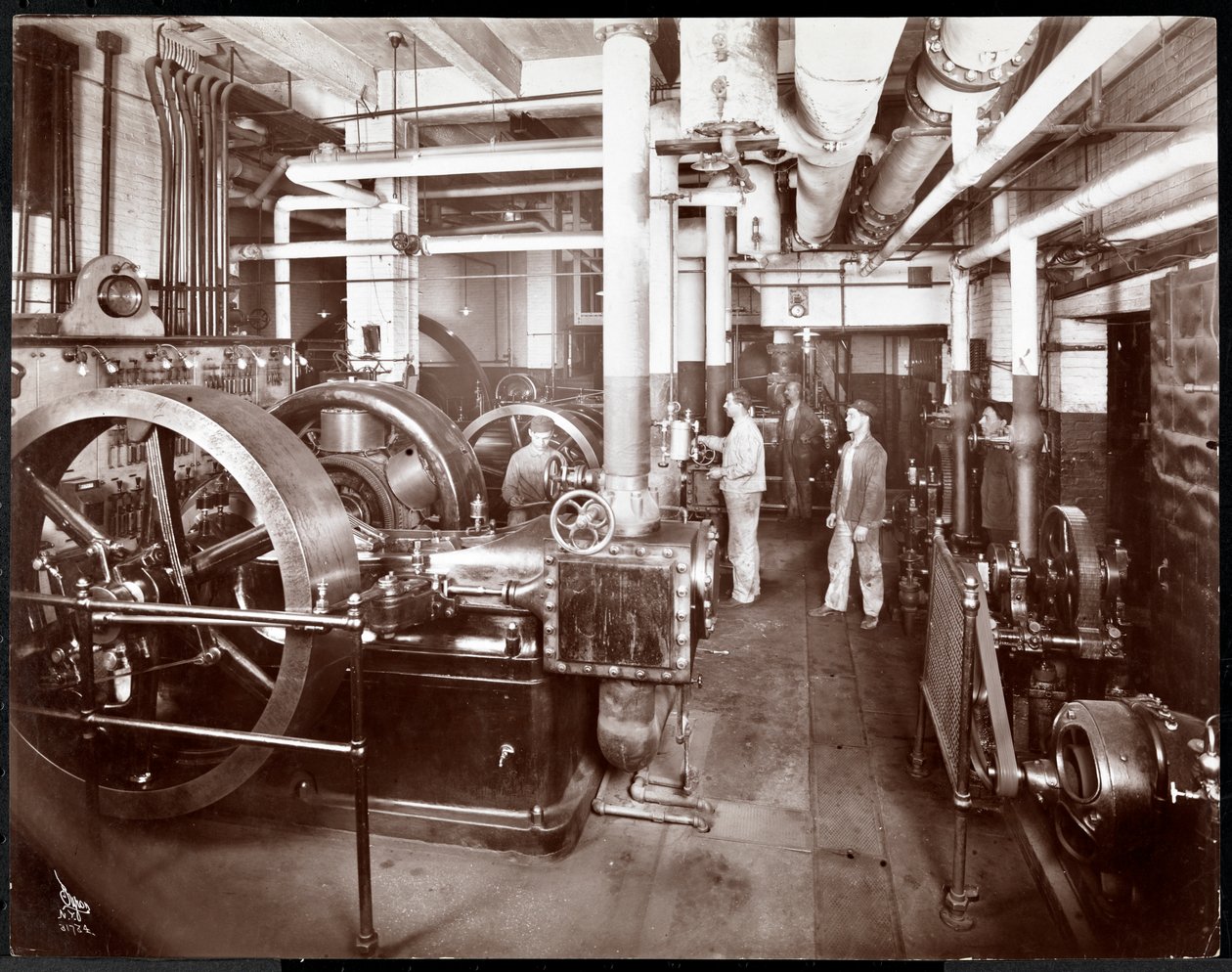 1913年、ニューヨークのマッコール出版社のプレス（銀ゼラチンプリント） 作： バイロンカンパニー