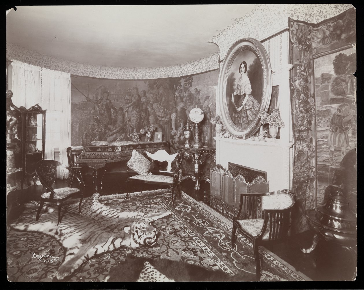 1899年ニューヨークのタキシードパークにあるウェストモアランドデイビス邸の部屋（銀ゼラチンプリント） 作： バイロンカンパニー