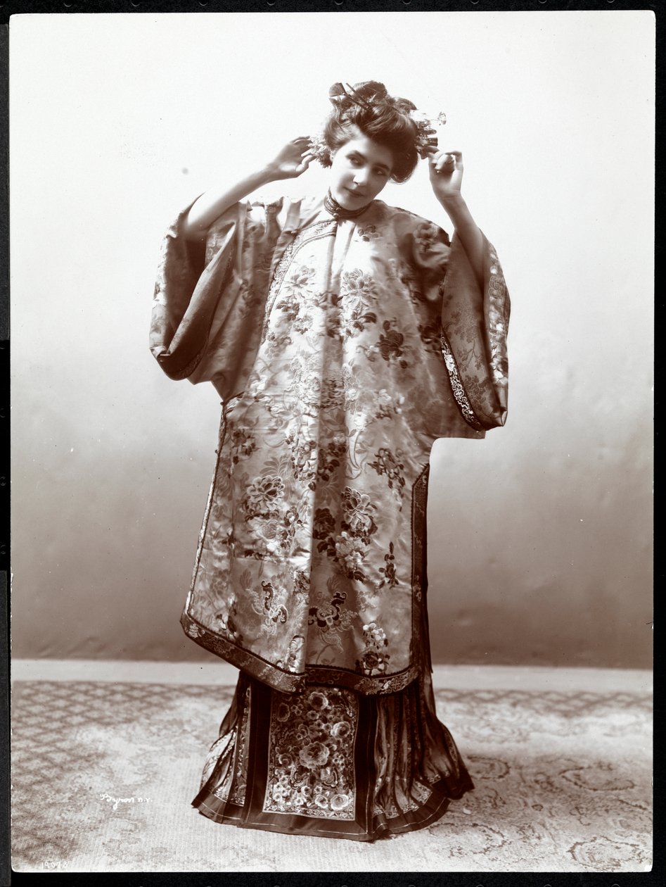 日本の着物をモデルにした女性、ニューヨーク、1904年（銀ゼラチンプリント） 作： バイロンカンパニー