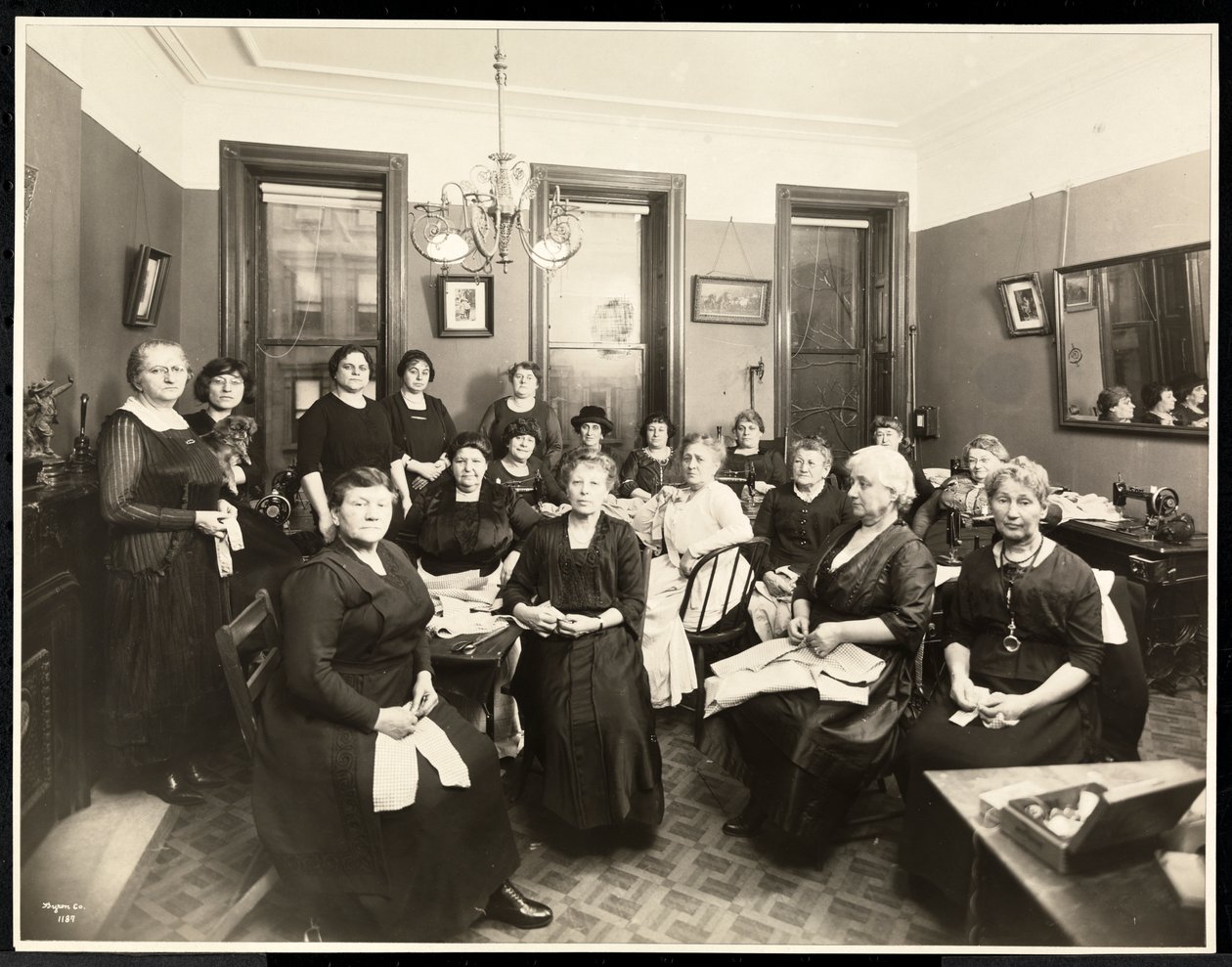 1920年、ニューヨーク州アッパーイーストサイド、157イースト94thストリートにある女性用ミシンサークル（シルバーゼラチンプリント） 作： バイロンカンパニー