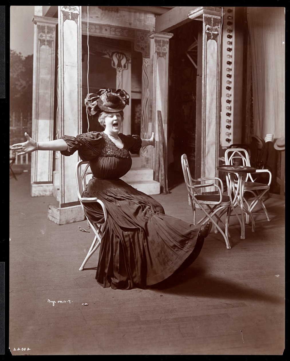 「黄金の西のバーレスクガール」の衣装を着たアメリアサマービル、1906年（銀ゼラチンプリント） 作： バイロンカンパニー
