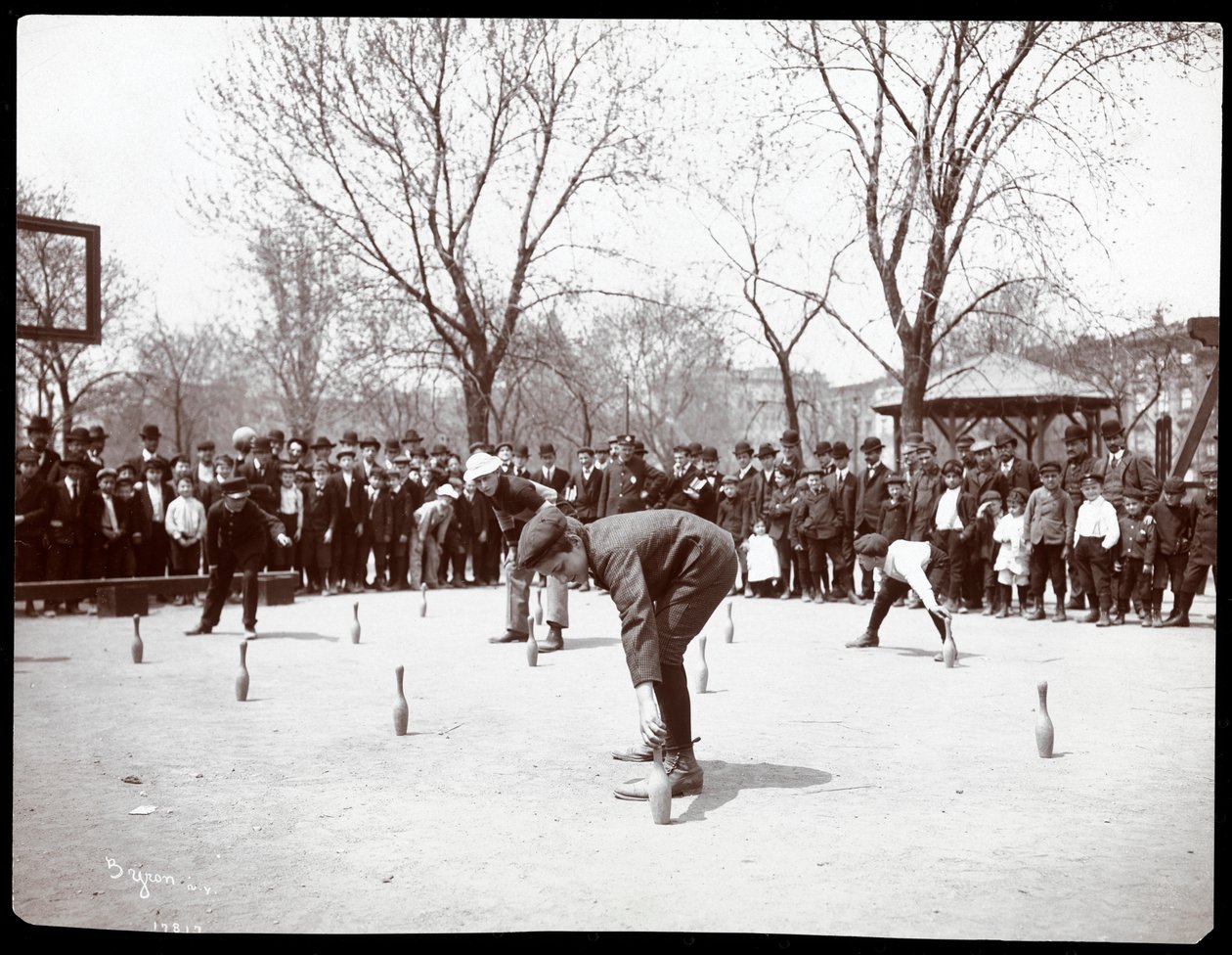 アーバーの日のレースで銃を待っている少年たち、1904年、ニューヨークのトンプキンススクエアパーク（シルバーゼラチンプリント） 作： バイロンカンパニー