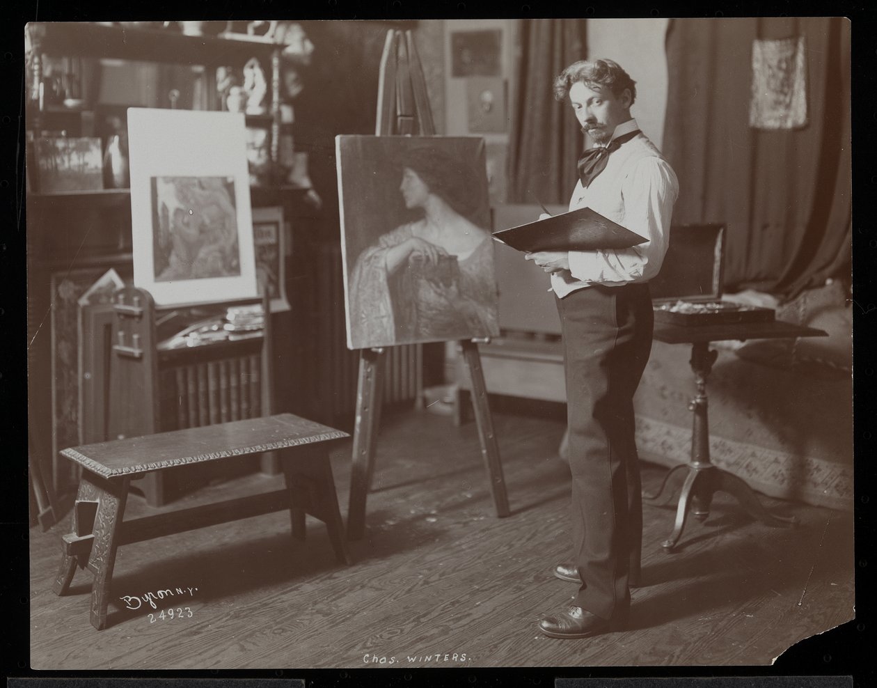 チャールズウィンターの彼のスタジオでの絵画、ニューヨーク、1907年（銀ゼラチンプリント） 作： バイロンカンパニー