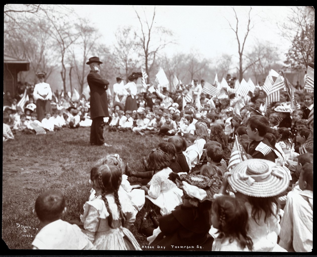 1904年にニューヨークのトンプキンススクエアパークでアーバーデーに芸人を見ている子供たち（銀ゼラチンプリント） 作： バイロンカンパニー