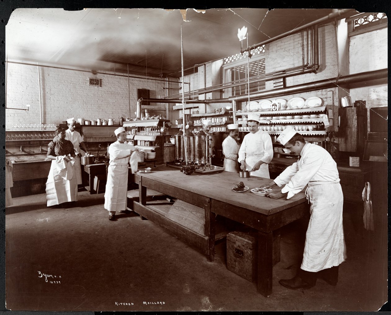 Maillard&39;s Chocolate Manufacturers、116-118 West 25th Street、ニューヨーク、1902年にキッチンで働く料理人（シルバーゼラチンプリント） 作： バイロンカンパニー