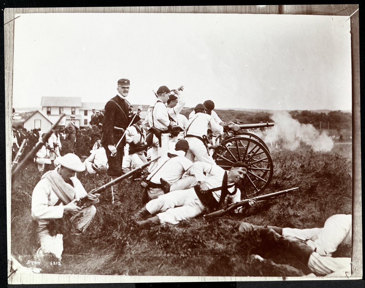 1917年にニューヨークのフィッシャーズアイランドで銃と大砲との模擬戦闘に関与したニューヨーク海軍予備役の兵士の以前の写真のコピー写真（銀ゼラチンプリント） 作： バイロンカンパニー
