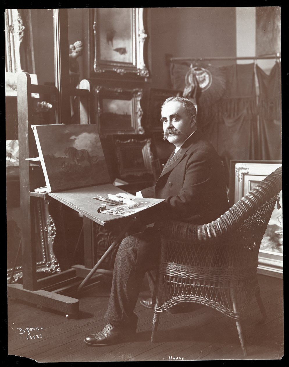進行中のライオンの絵を描いた彼のスタジオでのドレイク、ニューヨーク、1907年（銀ゼラチンプリント） 作： バイロンカンパニー