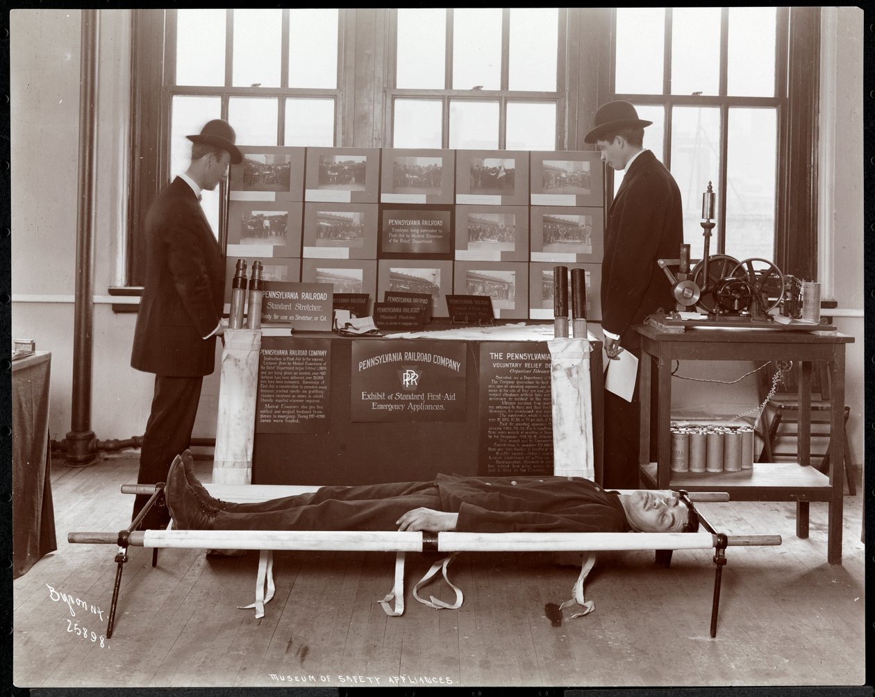 ペンシルベニア鉄道による救急機器の展示、1908年ニューヨーク社会福祉研究所の安全機器博物館（銀ゼラチンプリント） 作： バイロンカンパニー