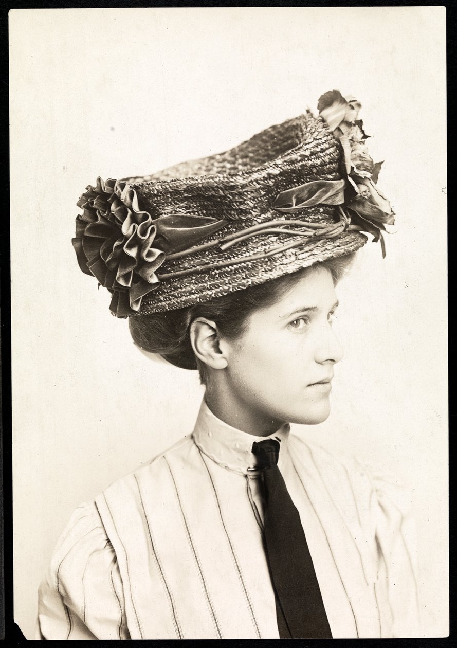 帽子を模した女性のファッション写真、ニューヨーク、1890〜1910年（銀ゼラチンプリント） 作： バイロンカンパニー