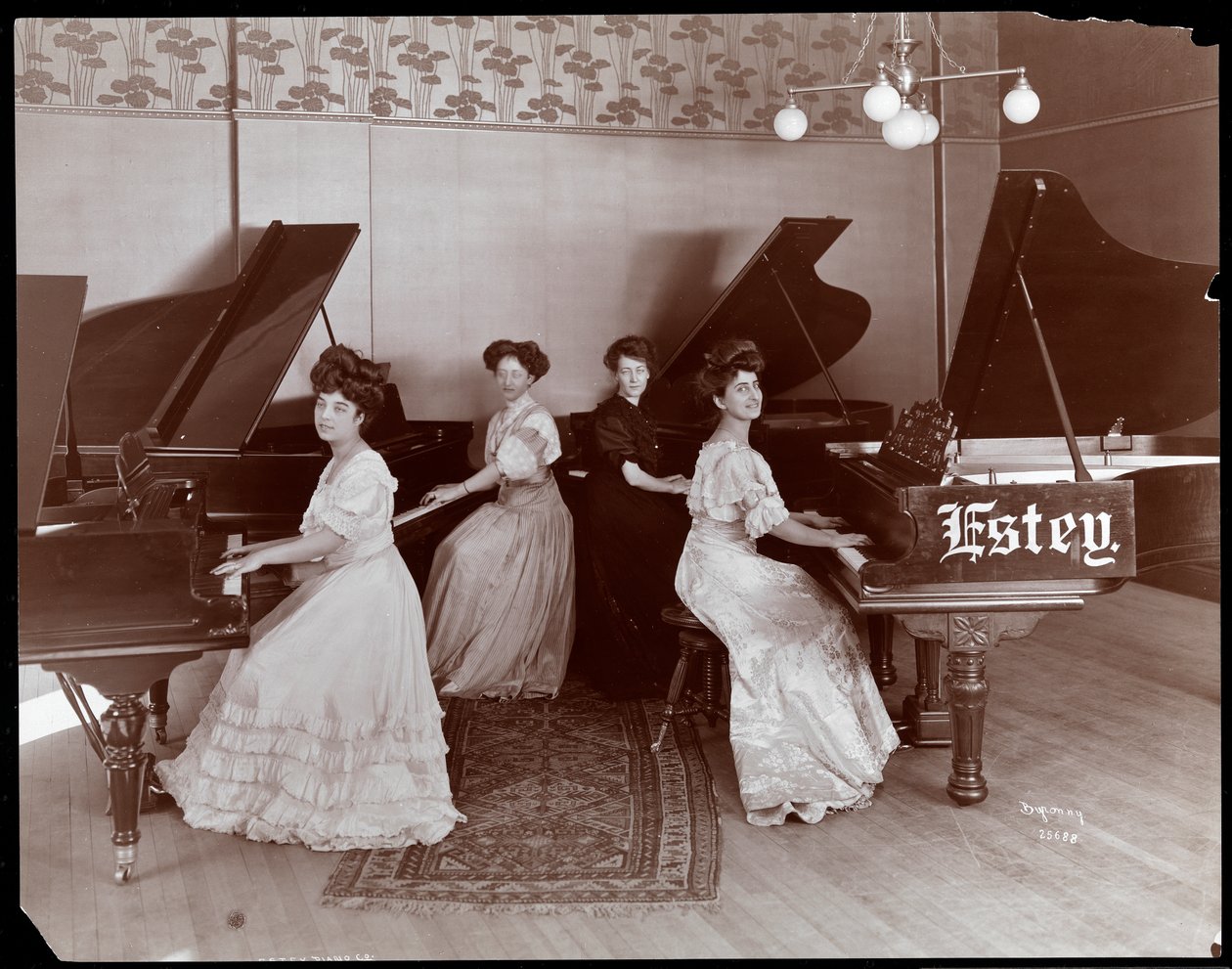 Estey Piano Corporation、1908年にピアノに着席した4人の女性（銀ゼラチンプリント） 作： バイロンカンパニー